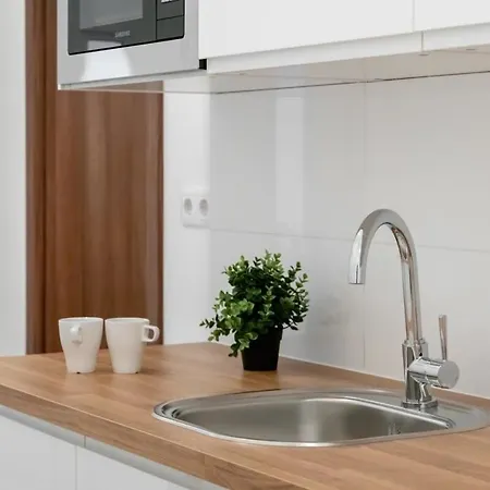 Апартаменты Cozy New With Air-conditioning *