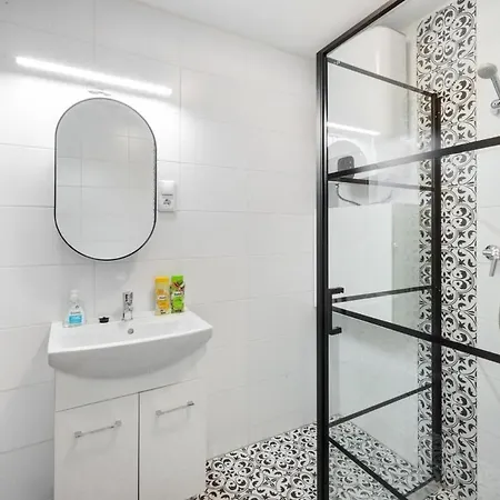 Cozy New With Air-conditioning *