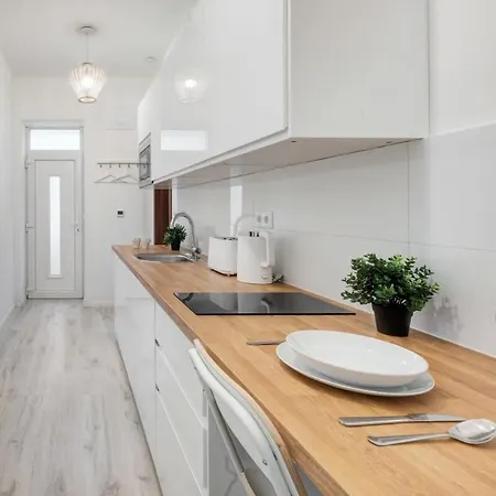 Апартаменты Cozy New With Air-conditioning *