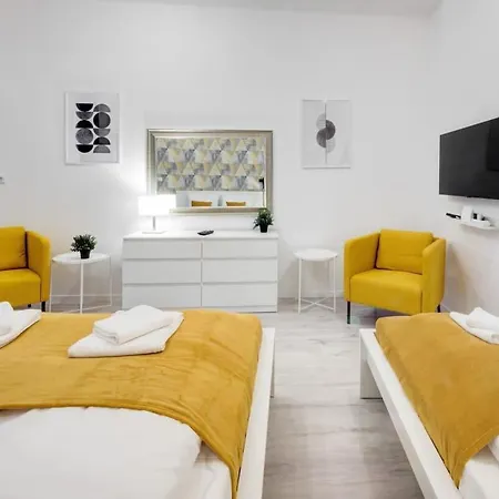 Апартаменты Cozy New With Air-conditioning